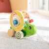 Dřevěný didaktický šneček na tahání Color Pull along Stacking Animal Eichhorn 4 vkládací kostky od 12 měsíců - Image 3