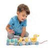 Dřevěný vláček na tahání Pull Along Ducks Tender Leaf Toys s kachničkami a vajíčky od 18 měsíců - Image 2