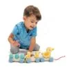 Dřevěný vláček na tahání Pull Along Ducks Tender Leaf Toys s kachničkami a vajíčky od 18 měsíců - Image 2
