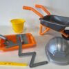 Zednické kolečko The Builder Kit Écoiffier s přilbou a pracovním nářadím od 18 měsíců - Image 2