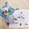 Plyšová koala na mazlení Yoca le Koala Doudou et Compagnie modrá 25 cm od 0 měsíců - Image 2