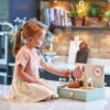 Dřevěná kuchyňka v šuplíku Kitchenette Tender Leaf Toys s hodinami pánvičkou a potravinami - Image 3