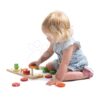 Dřevěná rostoucí mrkev Counting Carrots Tender Leaf Toys s očíslovanými kroužky a zajíčkem od 18 měsíců - Image 3