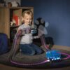 Flexibilní autodráha Flextrem Neon Set Smoby svítící ve tmě v různých barvách 2,6 m dlouhá 112 dílů s elektronickým autem od 4 let - Image 3