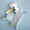 Plyšová koala na mazlení s chrastítkem Yoca le Koala Doudou et Compagnie modrá 22 cm od 0 měsíců - Image 3