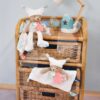 Plyšový medvídek k mazlení White Bear Flat Comforter Doudou et Compagnie s QR kódem na pohádky bílý 25 cm od 0 měsíců - Image 3