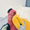 Plyšový pelikán Pelican Marine Treasure Histoire d’ Ours růžový 34 cm od 0 měsíců - Image 2