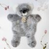 Plyšová koala na loutkové divadlo Koala Puppet Sweety Mousse Histoire d’ Ours šedá 25 cm od 0 měsíců - Image 2