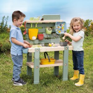Kuchyňka pro zahradníky Mud Kitchen Life Smoby hra s trávou květinami a pískem 15 doplňků s nářadím a nádrží na vodu od 3 let – model 2025