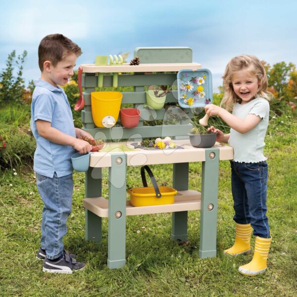 Kuchyňka pro zahradníky Mud Kitchen Life Smoby hra s trávou květinami a pískem 15 doplňků s nářadím a nádrží na vodu od 3 let – model 2025