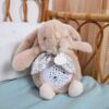 Plyšový zajíček Musical Night Light Star Projector Sand Beige Doudou et Compagnie se světlem hudbou a bílým šumem béžový 19 cm od 0 měsíců - Image 3