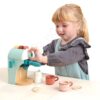 Dřevěný kávovar Cappuccino Babyccino Maker Tender Leaf Toys s dvěma šálky a sušenkami s mlékem - Image 2