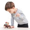 Dřevěný lesní taxík Timber Taxi Tender Leaf Toys z pohádky Merrywood Tales se 3 figurkami od 18 měs. - Image 3