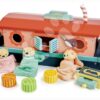 Dřevěná loďka Little Otter Canal Boat Tender Leaf Toys s 3 figurkami vyder a doplňky - Image 2