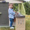 Kuchyňka letní se 17 doplňky Summer Kitchen Life k domčekom Smoby s dřezem a varnou deskou s UV filtrem od 24 měsíců – model 2025 - Image 3