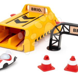 Startovací rampa pro autíčka Roll Racing Launcher BRIO žluté a bílé závodní modely s kužely a cílem